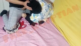 Gorąca arabska mamuśki zerżnięta przez młodego faceta, i zabije go dwa razy w głowie