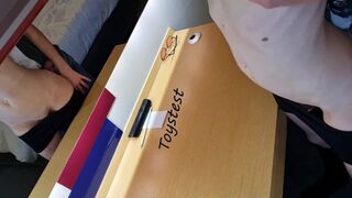 Brat Mostoha głaskał kutasa podczas gry wstępnej