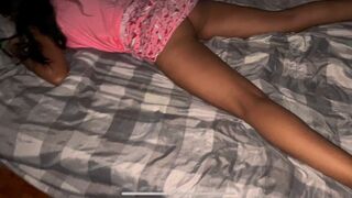 Kolega mojego brata zostaje w domu, przychodzi do mojego pokoju, pieprzy moją cipkę, wpada mi do spodni