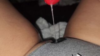 Oglądanie pornosów, jej majtki są przemoczone, i podoba jej się to!