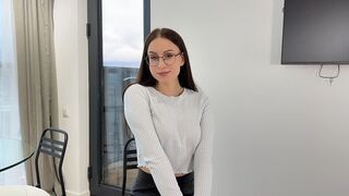 Gorąca ava ciężko pracuje, żeby dostać pracę i napełnić mu usta