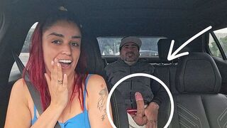 Kierowca Uber łapie swojego pasażera jęcząc z tyłu!