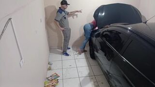 Gorąca młoda suka u mechanika pieprzy pracownika