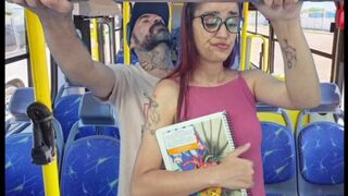Nastolatka zerżnięta przez nieznajomego w publicznym autobusie