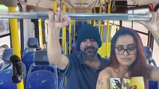 Studentka zostaje zerżnięta przez nieznajomego w autobusie od tyłu!