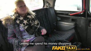 FakeTaxi - młoda dziewczyna obciąga staremu taksówkarzowi
