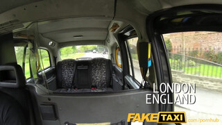 Cipka FakeTaxi, która wkrótce zostanie gwiazdą porno, pokazuje, na co ją stać
