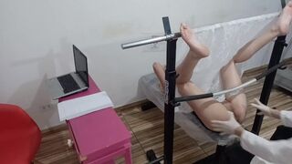 Czerwony nastolatek amator otwiera dla zboczony ginekolog