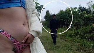 Żona masturbuje się w parku podczas oglądania mężczyzn przechodzących obok