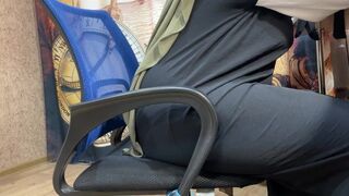 Arabska żona mojej przyjaciółki podnieciła się w pracy i zerżnęła się w majtki