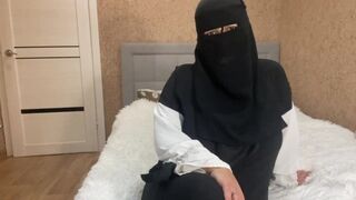 Gorąca arabska dojrzała daje żądne instrukcje swojemu pasierbowi