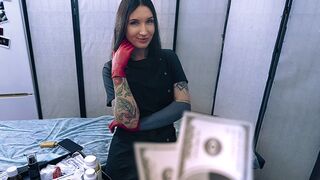 Sexy pielęgniarka w lateksowych rękawiczkach pomaga jej pacjent dać próbki spermy