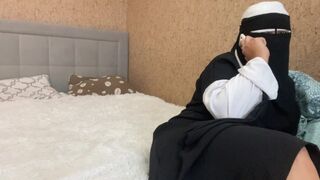 Arabska żona rozmawia przez telefon i dotyka cipki do orgazmu
