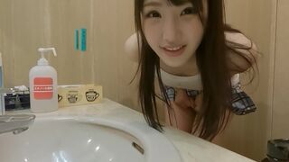 Cute Japonka dziewczyna fucked w zwykłej kawiarni z zabawkami i obciąganie