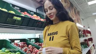 Zaprosiłem dziwną dziewczynę ze sklepu, a ona stała się dzikim pieprzeniem