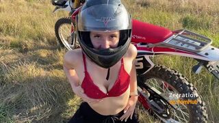 Gorący rowerzysta laska ssie rowerzysta w enduro pole