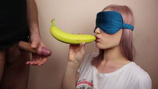 Mała macocha gra w owoców gry z zawiązanymi oczami