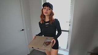Sexy uczennica kurier zjadł moją pizzę i zerżnąłem jej ciasną cipkę