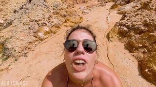 Silne żółte siki na plaży publicznej i wypełnia moją twarz na wybrzeżu Brazylii