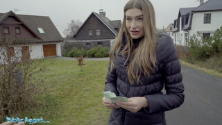 Agent publiczny - Mała cycata suka pieprzy się za pieniądze