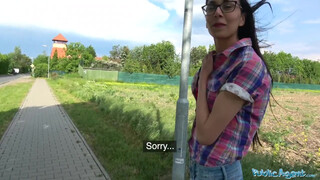 Agent publiczny - nieśmiała nastolatka na łące