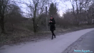 Public Agent - Alicia Wild pokazuje swoje cycki