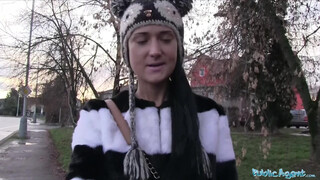 Agent publiczny - urocza rosyjska laska z ulicy