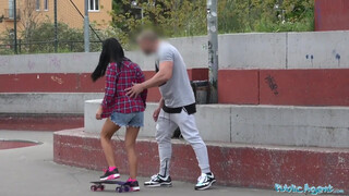 Agent publiczny - Apolonia Lapiedra i jej chłopak