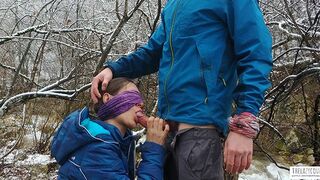 Publiczne obciąganie i kogut spożycie na brzegu górskiej rzeki