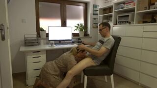 Sekretarka przynosi kawę do biura, a potem jeździ ostro ze swoją ciasną cipką, popycha swoją twarz