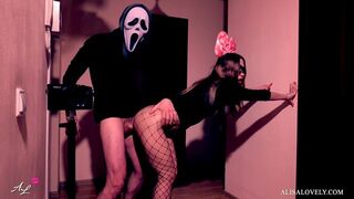 Zamaskowany szalony twardy Kurwa brązowy dziewczyna przed lustrem - halloweenowa rola gra fetysz podwójne gry