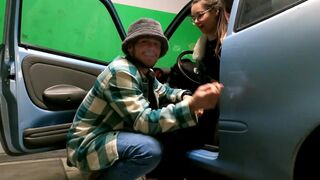Nieśmiała dziewczyna ssie i pieprzy się mocno na parkingu z twarzą w twarz