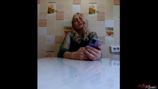 Blondynka czytanie Harry Potter siedzi na wibratorze