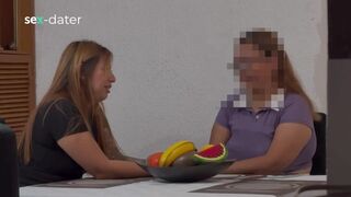 Gorąca Dojrzałe kobieta palce młody lesbijski cipki podczas gdy ona cieszy się jej spritzing
