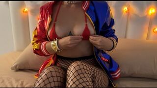 Ufo pieprzy gorącą Harley Quinn w czerwonym bikini mikrofalowym w każdej dziurze