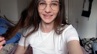 Niewinny nastolatek posuwa swoją wielką cipkę w kowbojskich ciuchach!