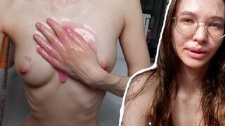 Doskonała chuda nastolatka myje swoje małe ciało i goli jej gigantyczne usta cipki