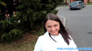 PublicAgent - 18-letnia nastolatka zerżnięta w hotelu