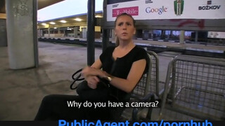 PublicAgent - smutna dziewczyna czekająca na pociąg