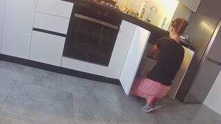 Gorąca żona kurwa sąsiad w kuchni - prawdziwe oszustwo
