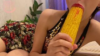 Mały Nika twarda gra analna z jedzeniem w 4k
