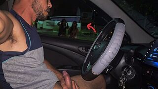 Informacje uliczne z dwoma gorącymi dziewczynami na przystanku autobusowym!