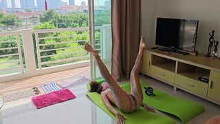 Naga joga w domu z selfie - kolory jogi