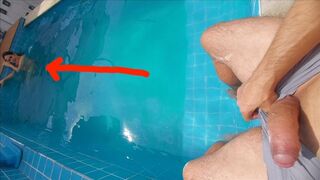 Przeleciałem moją przyrodnią siostrę w basenie, była zszokowana moim twardym kutasem