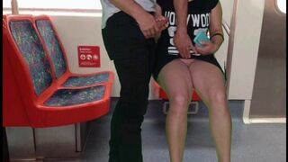 Ubrana dziewczyna bez majtek w pociągu rozpieszczająca kutasa obcego z rękami i ustami w miejscu publicznym