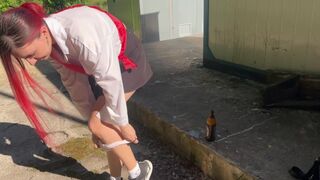 Złapałem nastoletnią córkę sąsiada pijącą i ukarałem ją szkłem