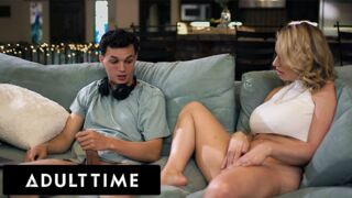Adult Time Exclusive - Gorąca MILF łapie jego pasierb masturbuje się i dołącza do niego