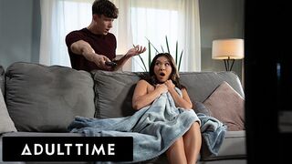 Adult Time ekscytująca przygoda - Kimmy Kimm masturbuje się, ale nie może oprzeć się gigantyczny kogut
