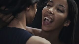 Ebony Vampire Mistrress Lia Lin uwodzi łacińską nastolatkę w grze Vampire hardcore femdom