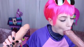Dziewczyna w kostiumie Fortnite ssie sztuczne kutasy
